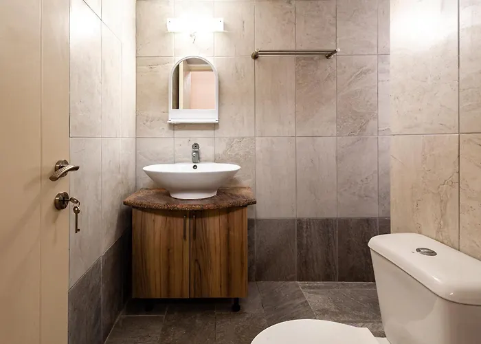 στούντιο στη στοά βαρβουτσή #3 *