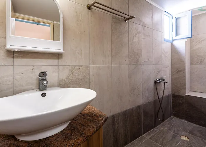 στούντιο στη στοά βαρβουτσή #3 *